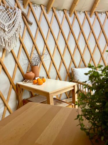 Χώρος καθιστικού στο Yurt Kalamaki Seaside Glamping