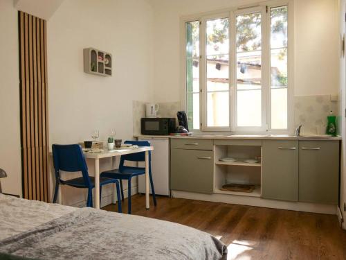 une chambre avec un lit, un bureau et une table dans l'établissement La Petite Adresse Studio-Grange Blanche-Lyon 3, à La Celle-sous-Gouzon