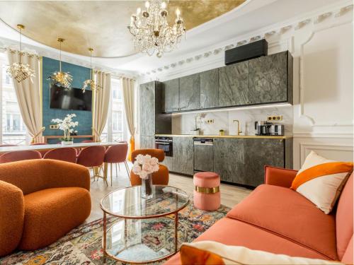- un salon doté d'un mobilier orange et d'une table dans l'établissement Merveil - Luxury Suite - Champs Elysees - Boissy, à Paris