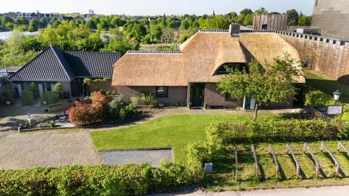 an aerial view of a house with a thatched roof at Het Dijkje Utrecht in Utrecht