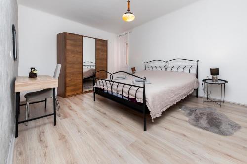 sypialnia z łóżkiem, stołem i biurkiem w obiekcie Apartment 1900 w Rovinj