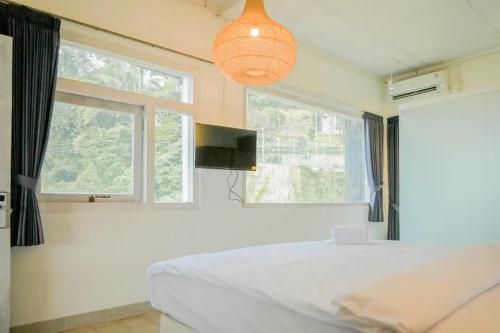 Urbanview Wisma Nirwana Tretes by RedDoorzにあるベッド