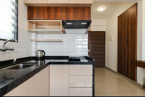 Kuchyň nebo kuchyňský kout v ubytování Studio Apartment with a View Near Bombay Hospital