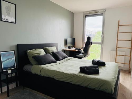- une chambre avec un lit, un bureau et une chaise dans l'établissement Appartement Bordeaux avec parking privé, à Bordeaux