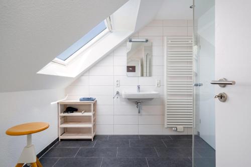 een badkamer met een wastafel en een douche bij Ruhepol in Greetsiel