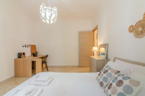 a bedroom with a bed and a desk and a chandelier at Le Foyer du Bizet in Lierna