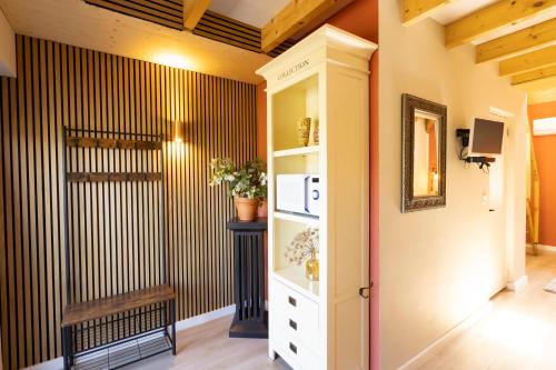 a hallway with black and white striped wall at Het Dijkje Utrecht in Utrecht