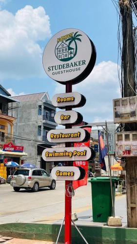 Studebaker Guesthouseに飾ってある許可証、賞状、看板またはその他の書類