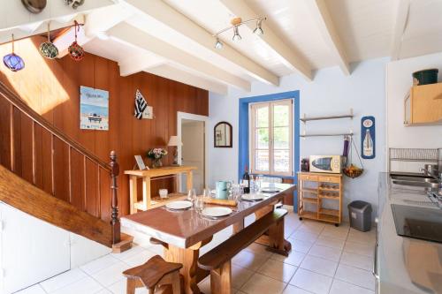 - une cuisine avec une table en bois dans une chambre dans l'établissement Ker Aventin - Jolie maison classée 3 étoiles, à Pléneuf-Val-André