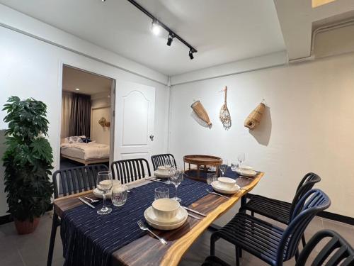 Un lugar para sentarse en 2 BRs 4Beds with rooftop in Nimman