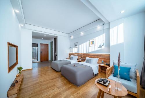 a bedroom with two beds and a couch at Dali Kong Xiang Weiwenshan Craft hotel in Dali