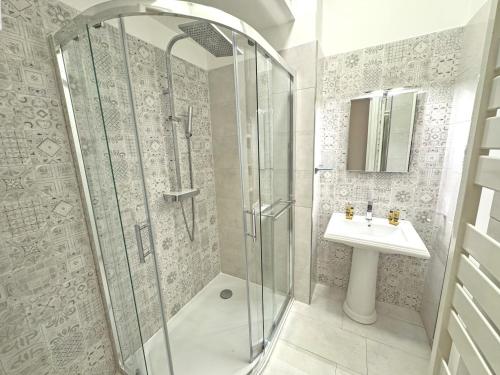 une salle de bain avec douche et lavabo dans l'établissement PROMENADE HOLIDAY - ROCAMARE PROMENADE, à Nice