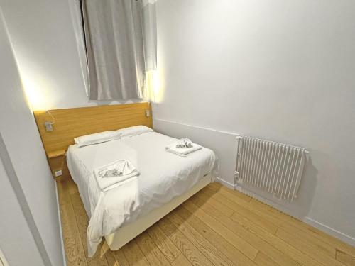 - une petite chambre avec un lit et 2 serviettes dans l'établissement PROMENADE HOLIDAY - ROCAMARE PROMENADE, à Nice