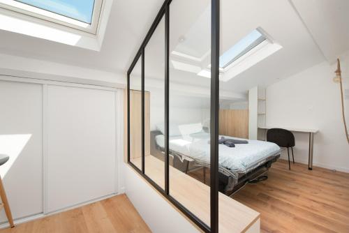 une chambre avec un lit et un miroir dans l'établissement Ô Saint-Michel - studio climatisé à 200 m du métro, à Toulouse
