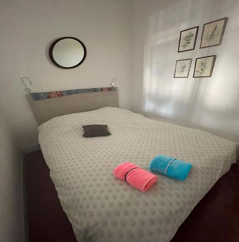 une chambre avec un lit avec deux oreillers dessus dans l'établissement ElégantT2 à deux pas du Cours Mirabeau, à Aix-en-Provence