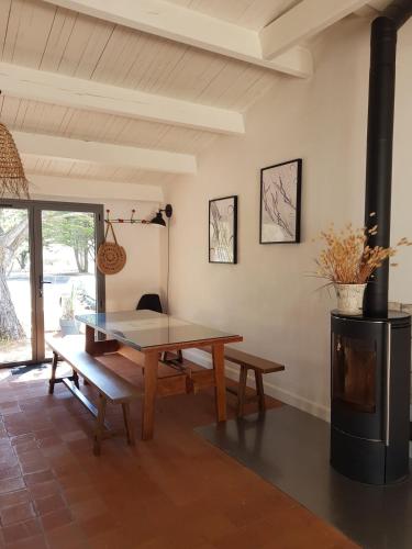 - une salle à manger avec une table et une cuisinière dans l'établissement Maison près de la plage à la Guérinière, à La Guérinière