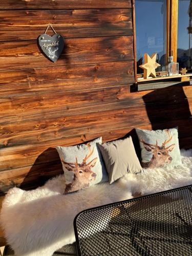 a living room with a couch with pillows at Ustreia Orta in Lohn