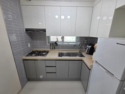 Dapur atau dapur kecil di JW's Bukhansan Healing Stay I