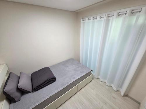 Katil atau katil-katil dalam bilik di JW's Bukhansan Healing Stay I