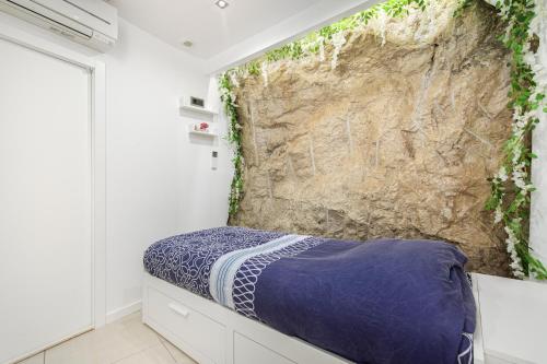 une chambre avec un mur recouvert de lierre dans l'établissement CARRIÈRES - Spacieux et Agréable 3 pièces - Monaco, à Beausoleil