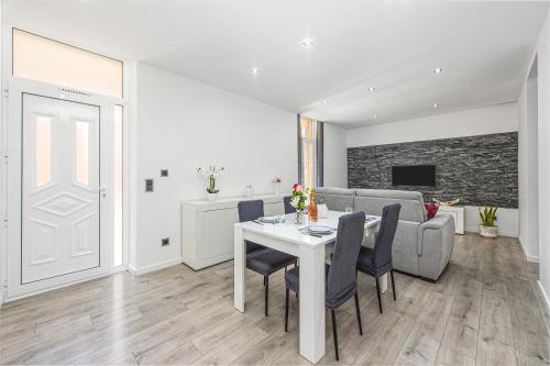 un salon avec une table et un canapé dans l'établissement CARRIÈRES - Spacieux et Agréable 3 pièces - Monaco, à Beausoleil