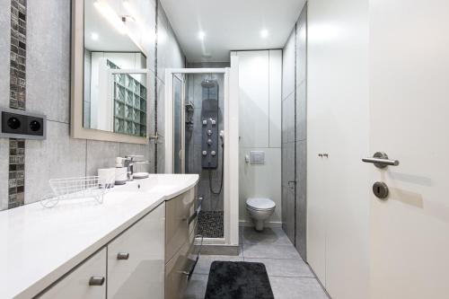 une salle de bain avec toilettes, lavabo et douche dans l'établissement CARRIÈRES - Spacieux et Agréable 3 pièces - Monaco, à Beausoleil