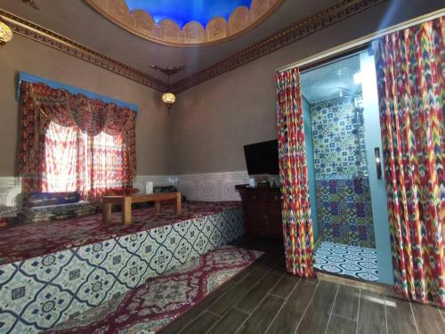 a room with a glass door and a room with a table at turpan Ah Fanti Village in Turfan