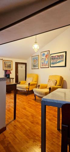 salon z dwiema kanapami i stołem w obiekcie MM Apartments w Weronie