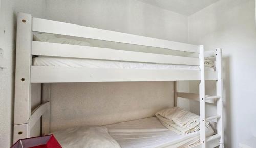 quelques lits superposés dans une chambre dans l'établissement Grande Plage, Quiberon, 2 bedrooms, à Quiberon