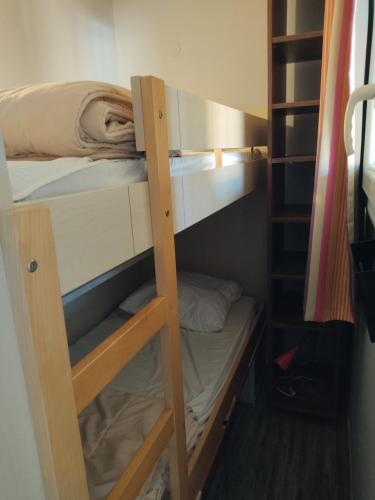 une chambre avec deux lits superposés dans une pièce dans l'établissement Ambiance Méditerranée aux Parcs de Grimaud, à Grimaud