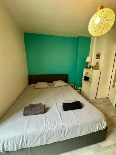 une chambre avec un grand lit avec un mur végétal dans l'établissement Charming Studio in the heart of Fontainebleau, à Fontainebleau