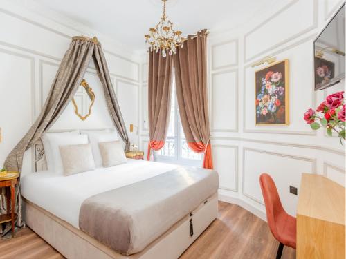 - une chambre avec un lit et un lustre dans l'établissement Merveil - Luxury Suite - Opera - Septembre I, à Paris