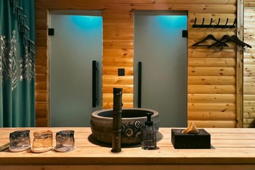 a counter with two glasses and a bottle of wine at turpan Ah Fanti Village in Turfan