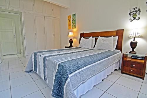 1 dormitorio con 1 cama grande con manta azul en Rio Spot Homes vista mar D027, en Río de Janeiro