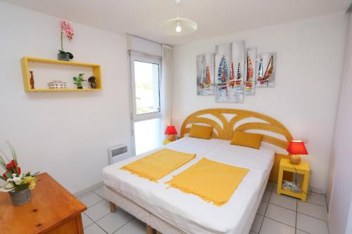 - une chambre avec un grand lit, une table et une fenêtre dans l'établissement T2 Pierres de Jade avec piscine, à Saint-Cyprien