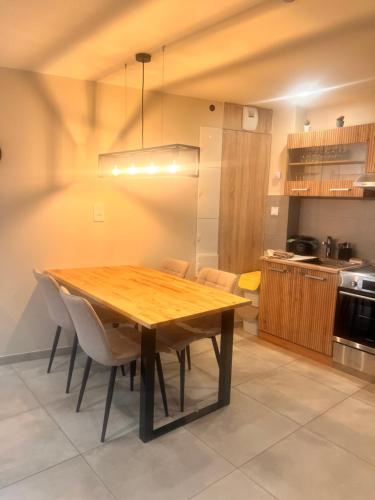 a dining room table and chairs in a kitchen at Grange Des Rêves in Lichtenberg