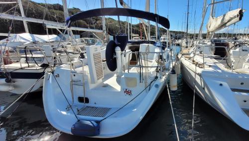 un groupe de bateaux amarrés dans un port dans l'établissement Wohnen auf dem Meer, à Santa Teresa Gallura