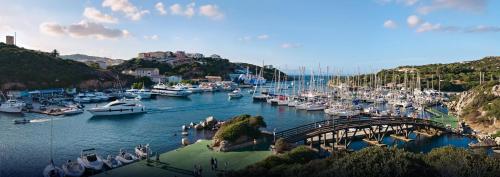 un groupe de bateaux est amarré dans un port dans l'établissement Wohnen auf dem Meer, à Santa Teresa Gallura