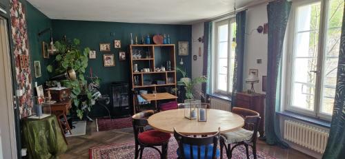 a room with a table and chairs in a room at Hotel & Bistro Pêle-Mêle in Bern