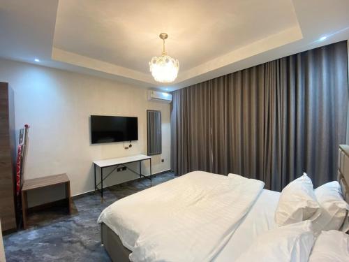 Μια τηλεόραση ή/και κέντρο ψυχαγωγίας στο Cozy 2 bed Room - in East legon