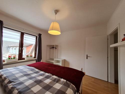 une chambre avec un lit et une fenêtre dans l'établissement Anjas Ferienwohnung in Syke-am Bahnhof, zentral aber ruhig, 2 Zimmer, Terrasse, Parkplatz, Bremen nur 25 km, à Syke