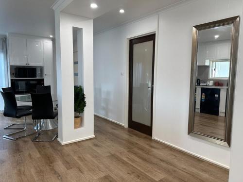 Kuchyň nebo kuchyňský kout v ubytování Cozy Modern Werribee house with all Amenities