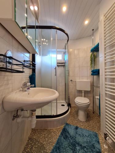 une salle de bain avec un lavabo et des toilettes dans l'établissement Anjas Ferienwohnung in Syke-am Bahnhof, zentral aber ruhig, 2 Zimmer, Terrasse, Parkplatz, Bremen nur 25 km, à Syke