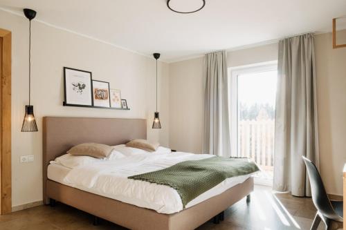 A bed or beds in a room at Collis Hill Chalets & Hotel