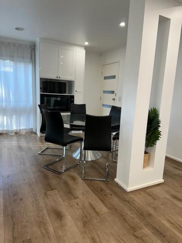 Kuchyň nebo kuchyňský kout v ubytování Cozy Modern Werribee house with all Amenities