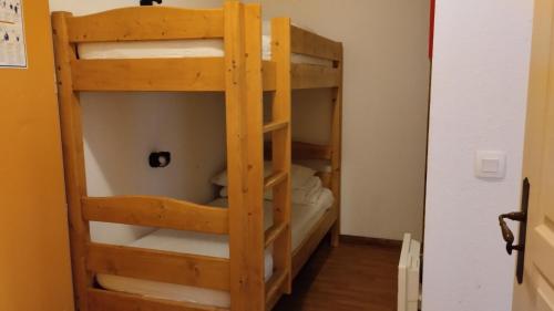 una camera con due letti a castello di Hameau 4 106 - SPA & PISCINE appartement 6 pers a Orelle
