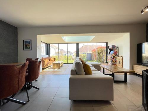 Una sala de estar con un sofá blanco y una mesa. en Luxury Villa&6 pers&Parking free, en Magny-le-Hongre