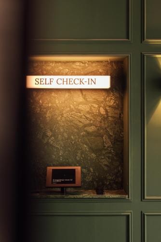 a sign that says self check in on a door at Getaway Studios Liège in Liège