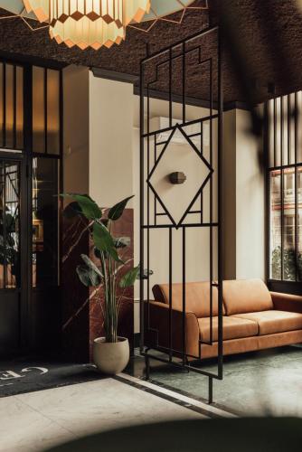 a living room with a couch and a plant at Getaway Studios Liège in Liège