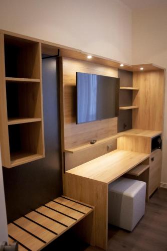 a room with a desk with a flat screen tv at Prosecco in Tecklenburg